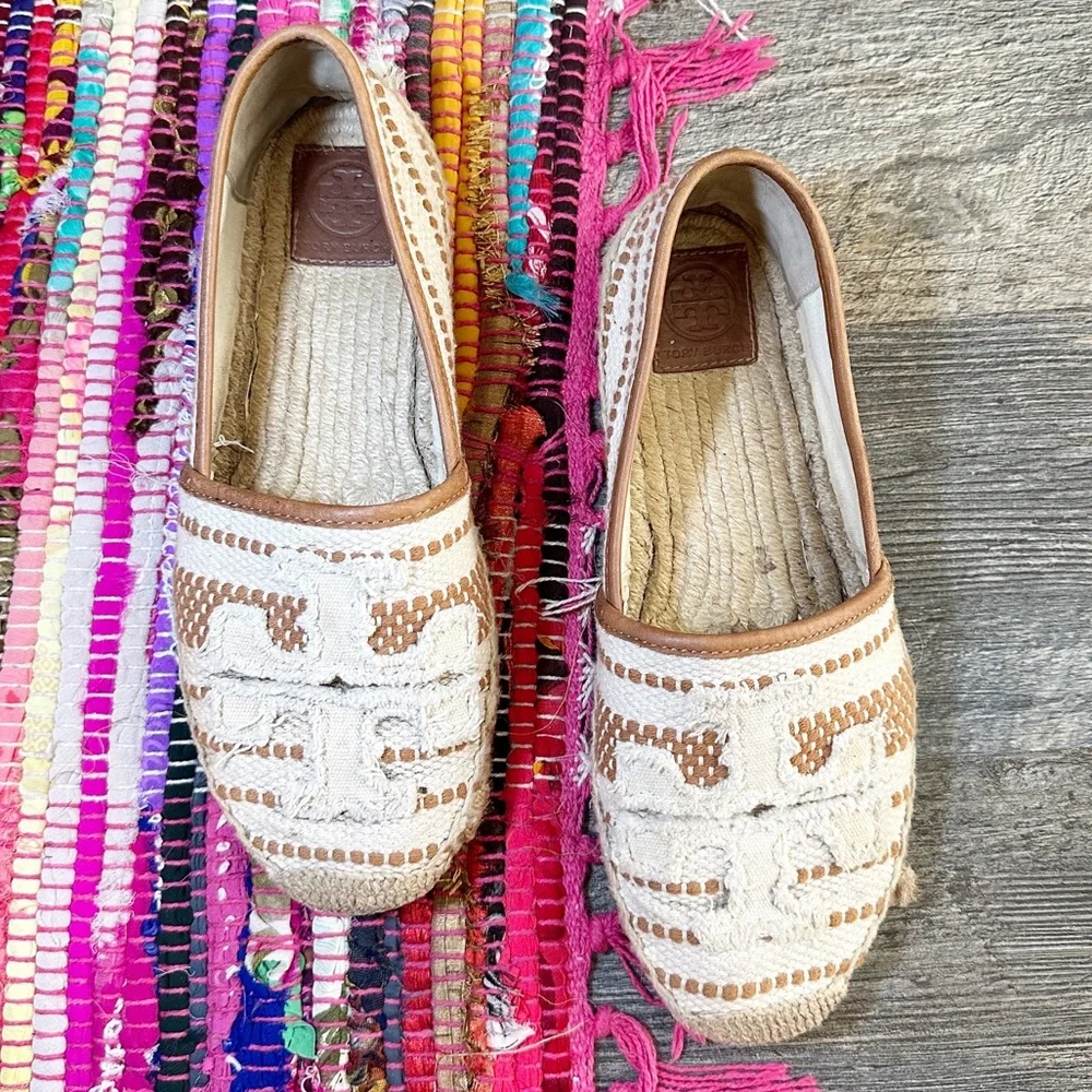 TORY BURCH tan / white Shaw canvas logo slip on espadrilles 8